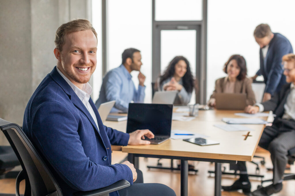 Empresário sorrindo durante uma reunião de equipe